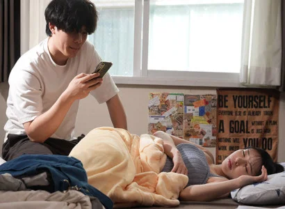 Gã đàn ông đê mê nhìn cảnh người yêu phản bội