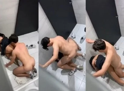 Hai người trong WC quán bar quan hệ trong nhà vệ sinh quán bar