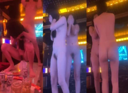 Người mẫu biểu diễn cảnh múa thoát y dâm đãng trong quán hát